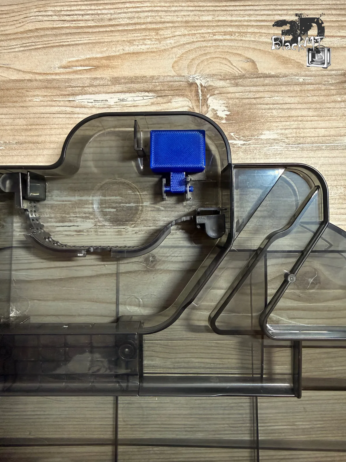 Eingebauter blauer Ersatz-Schwimmer an seiner Einbaustelle in der Wasserwanne des Ecovacs Deebot X9