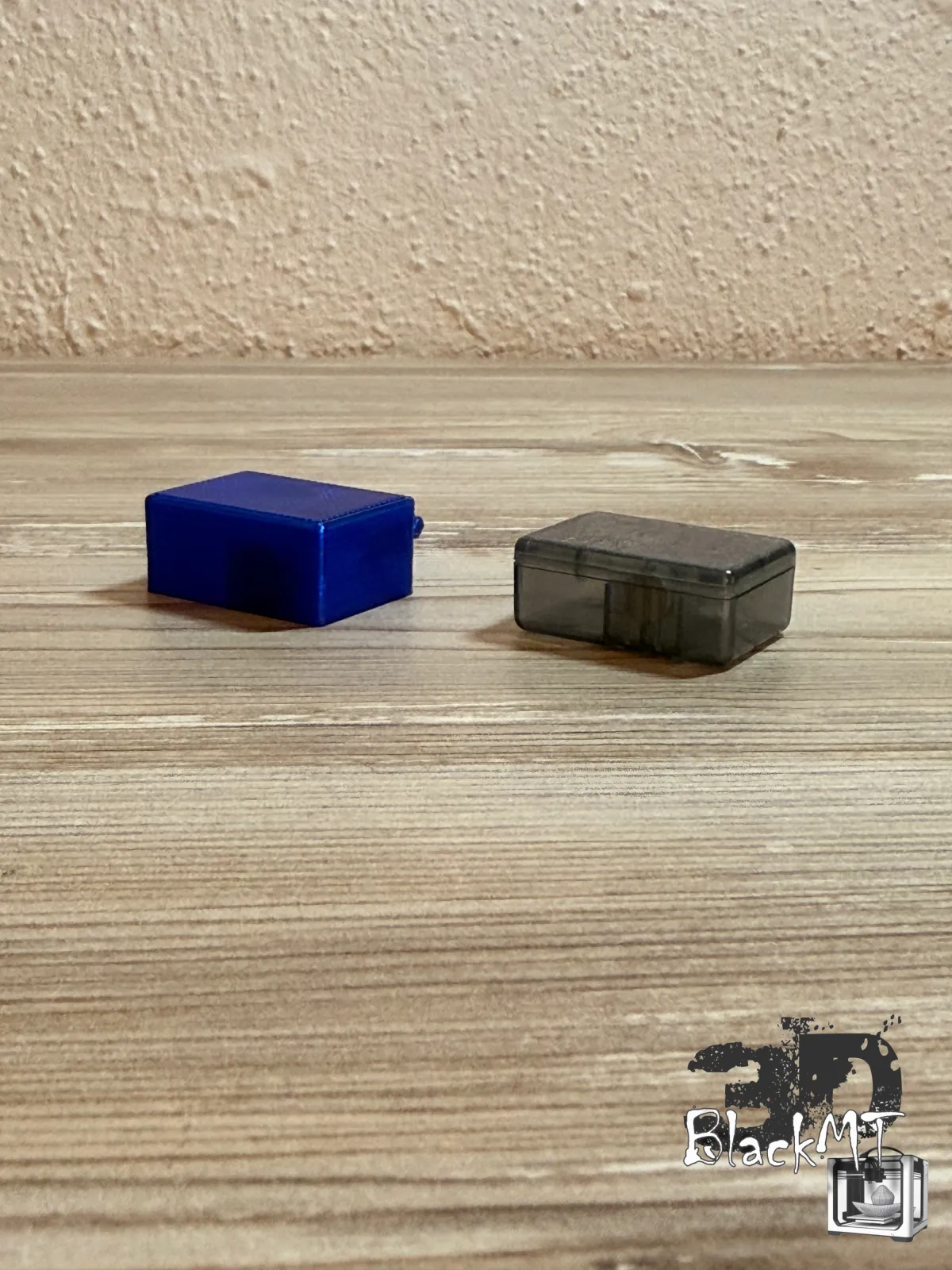 Blauer Nachbau und graues Originalteil nebeneinander in der Seitenansicht