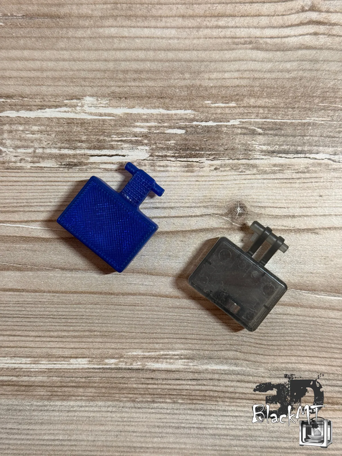 Blauer 3DBlackMT Ersatz-Schwimmer neben dem grauen Originalteil des Ecovacs Deebot X9