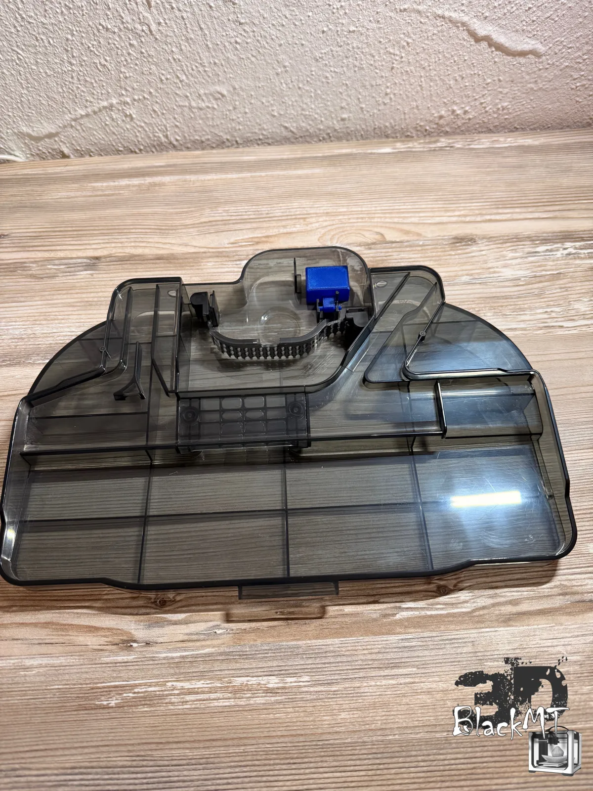 Komplette Wasserwanne des Ecovacs Deebot X9 von oben mit sitzendem blauen Schwimmer